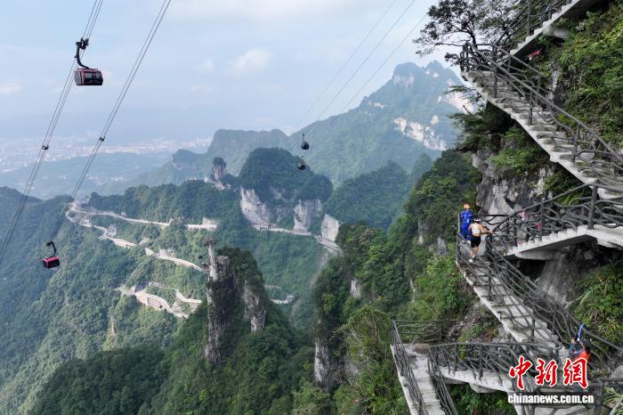 80名职业跑者勇闯张家界天门山3.6公里秘径云梯，