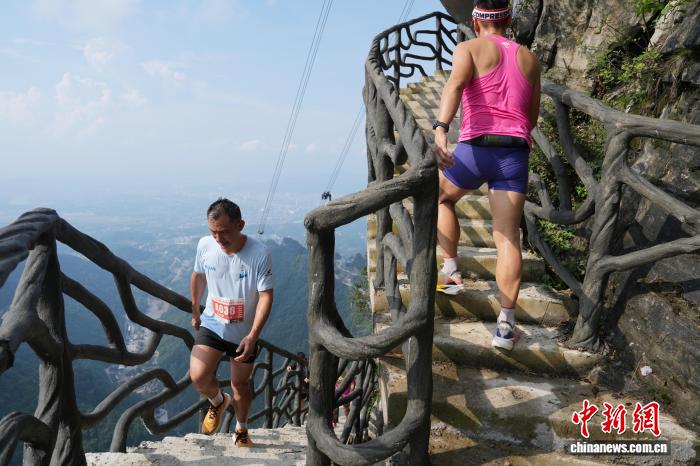 80名职业跑者勇闯张家界天门山3.6公里秘径云梯，