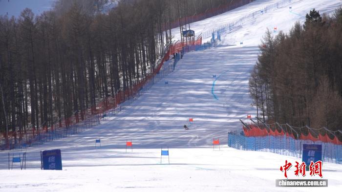 内蒙古喀喇沁旗见证2025—2026全国高山滑雪锦标赛