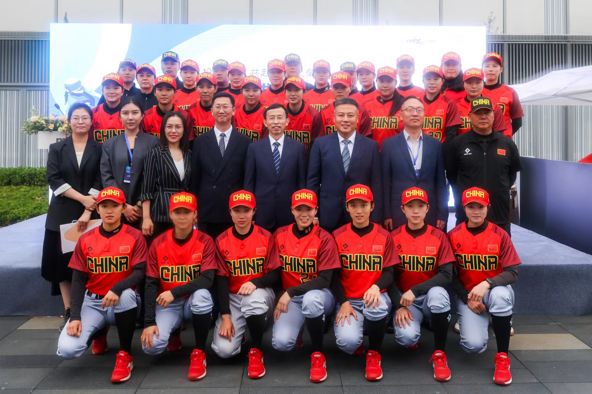 国家女子垒球队走进社区开展现场教学 分享专业