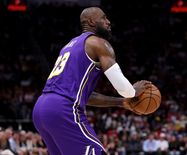 勒布朗砍下30分创历史最年长纪录 湖人逆转火箭