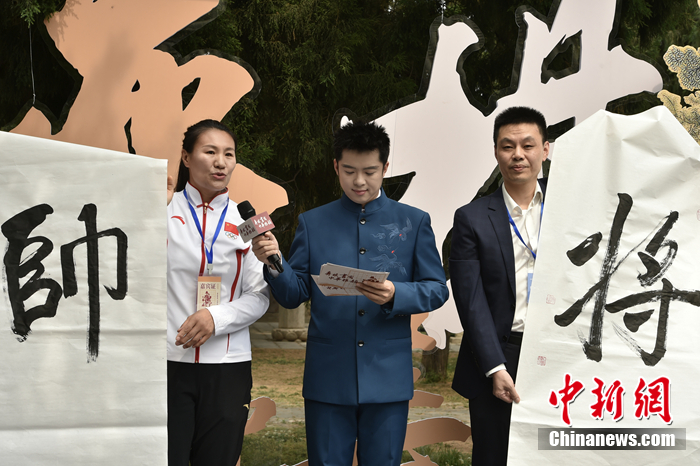 柔道冠军杨秀丽与象棋大师许银川同台挥毫 象棋