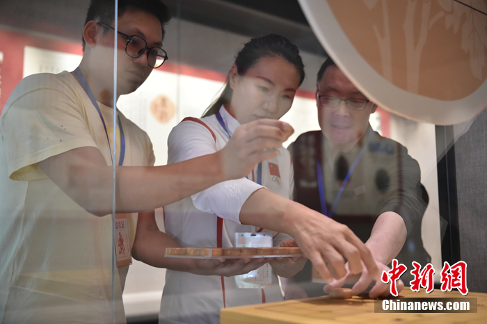 柔道冠军杨秀丽与象棋大师许银川同台挥毫 象棋