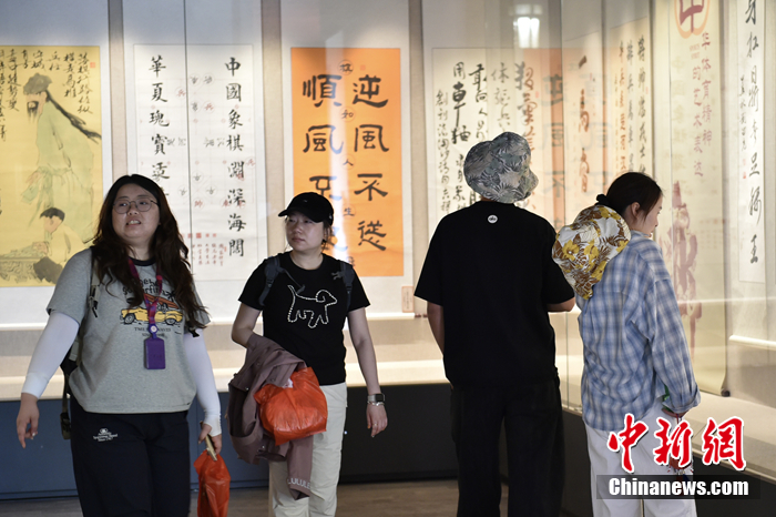 柔道冠军杨秀丽与象棋大师许银川同台挥毫 象棋