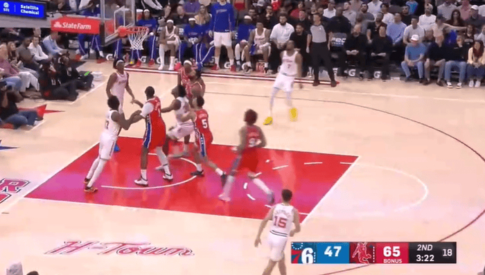 76人半场10次失误遭火箭逆转 杜兰特反击助球队领