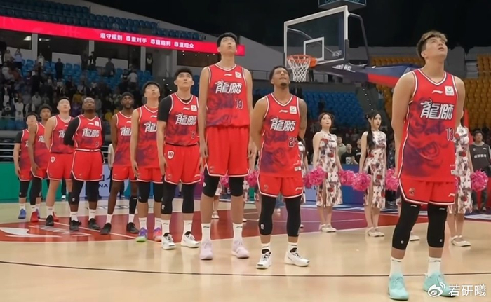 徐昕季后赛首秀引热议 NBA试训邀约引关注