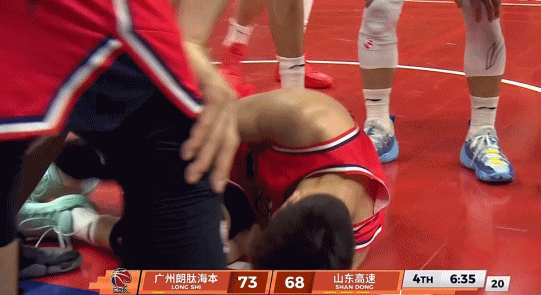 徐昕季后赛首秀引热议 NBA试训邀约引关注