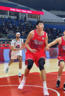 徐昕季后赛首秀引热议 NBA试训邀约引关注